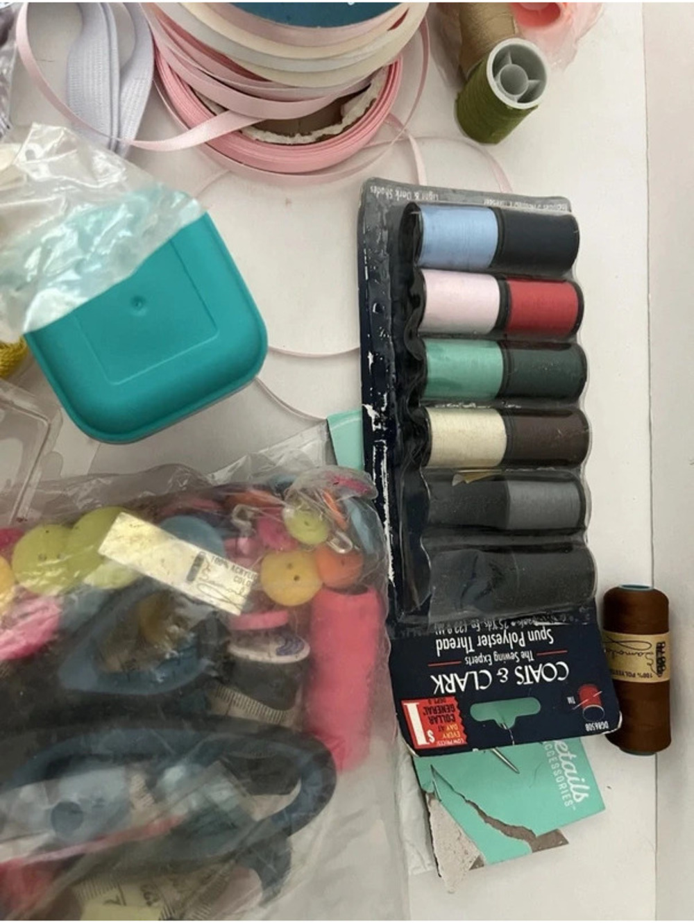 Lot Bulk Of Sewing, Notions, Ribbons, Needles, Pins, Buttons, Vintage Threads - Picture 6 of 8